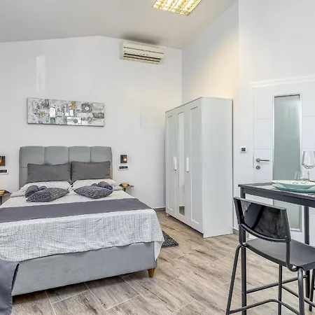 Maximilian&stela Guest house